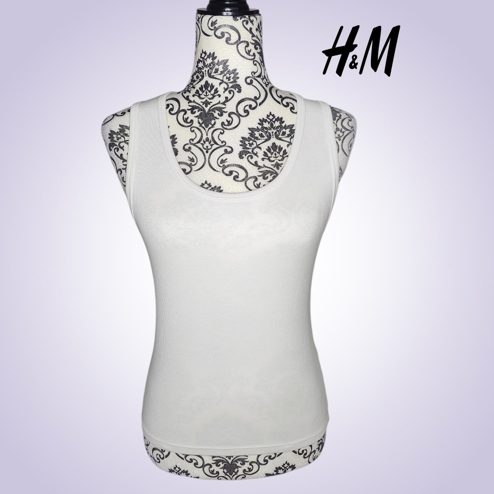 H&M White Ribbed Scoop Neck Tank - Medium